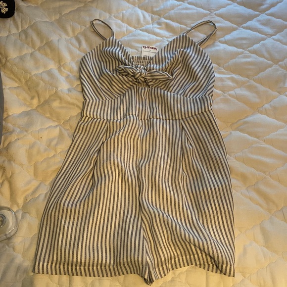 SUPER cute romper - Picture 1 of 4